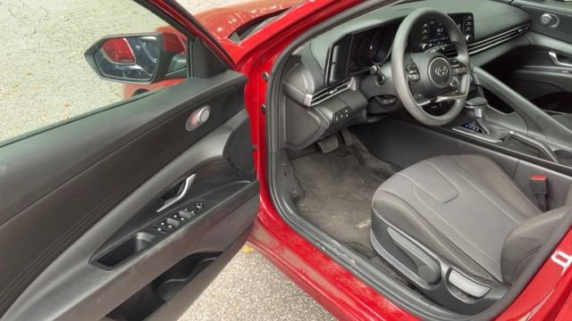 Used 2023 Hyundai Elantra SE FWD image 4