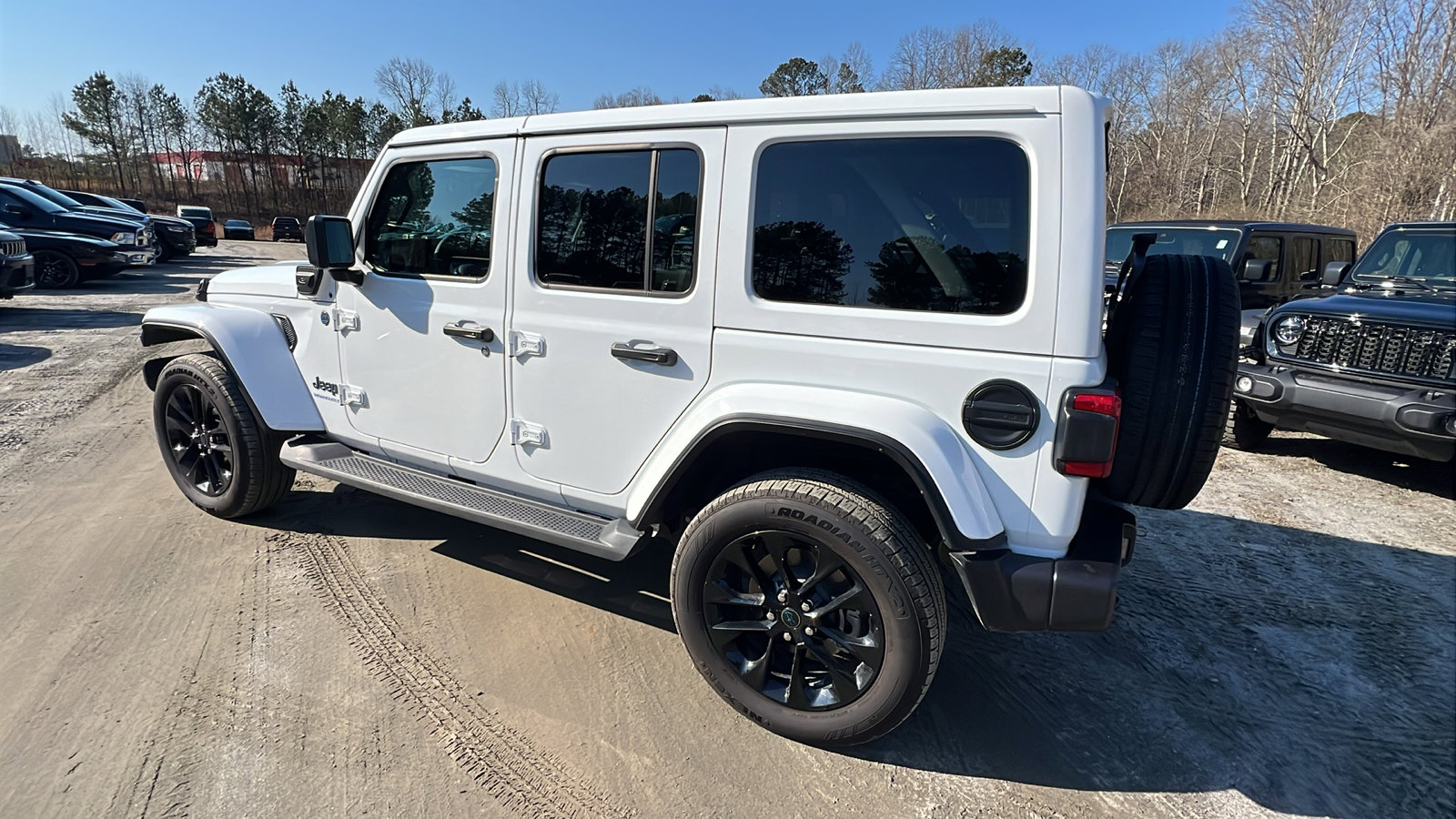 Used 2025 Jeep Wrangler Sahara 4xe image 10
