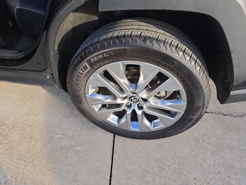 Used 2023 Toyota RAV4 XLE Premium image 12