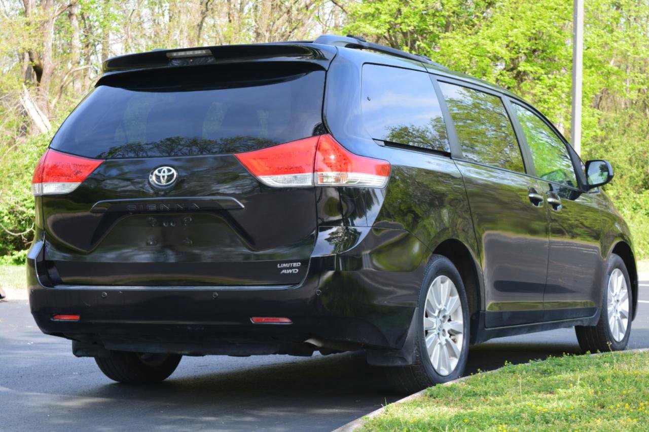 Used 2014 Toyota Sienna XLE w/ Entertainment Package image 5