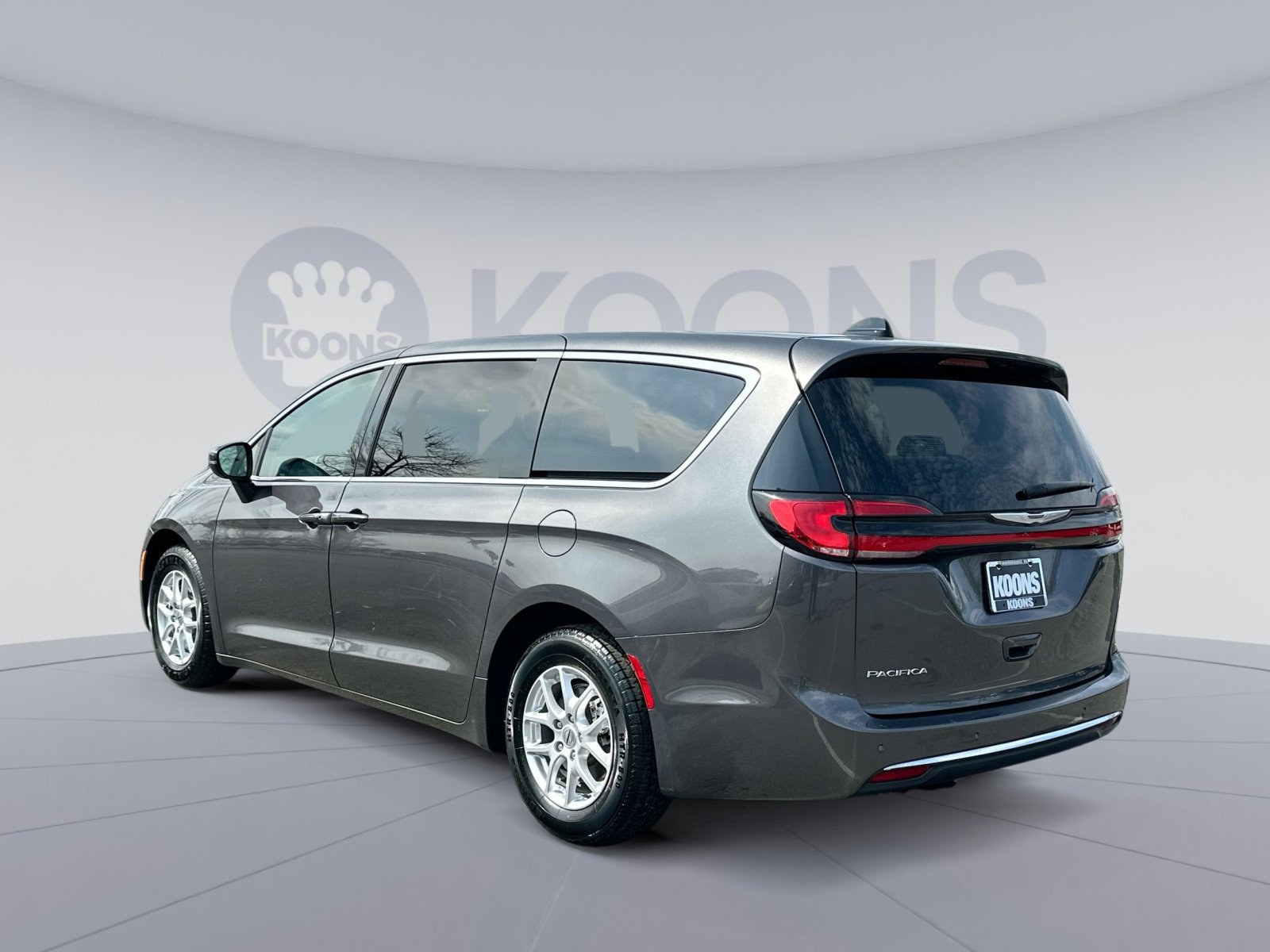 Used 2023 Chrysler Pacifica Touring-L image 4