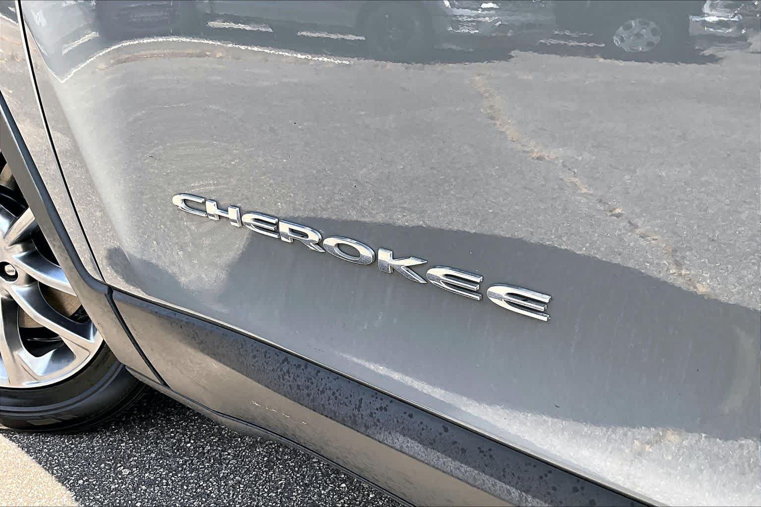Used 2019 Jeep Cherokee Latitude Plus AWD/4WD image 30