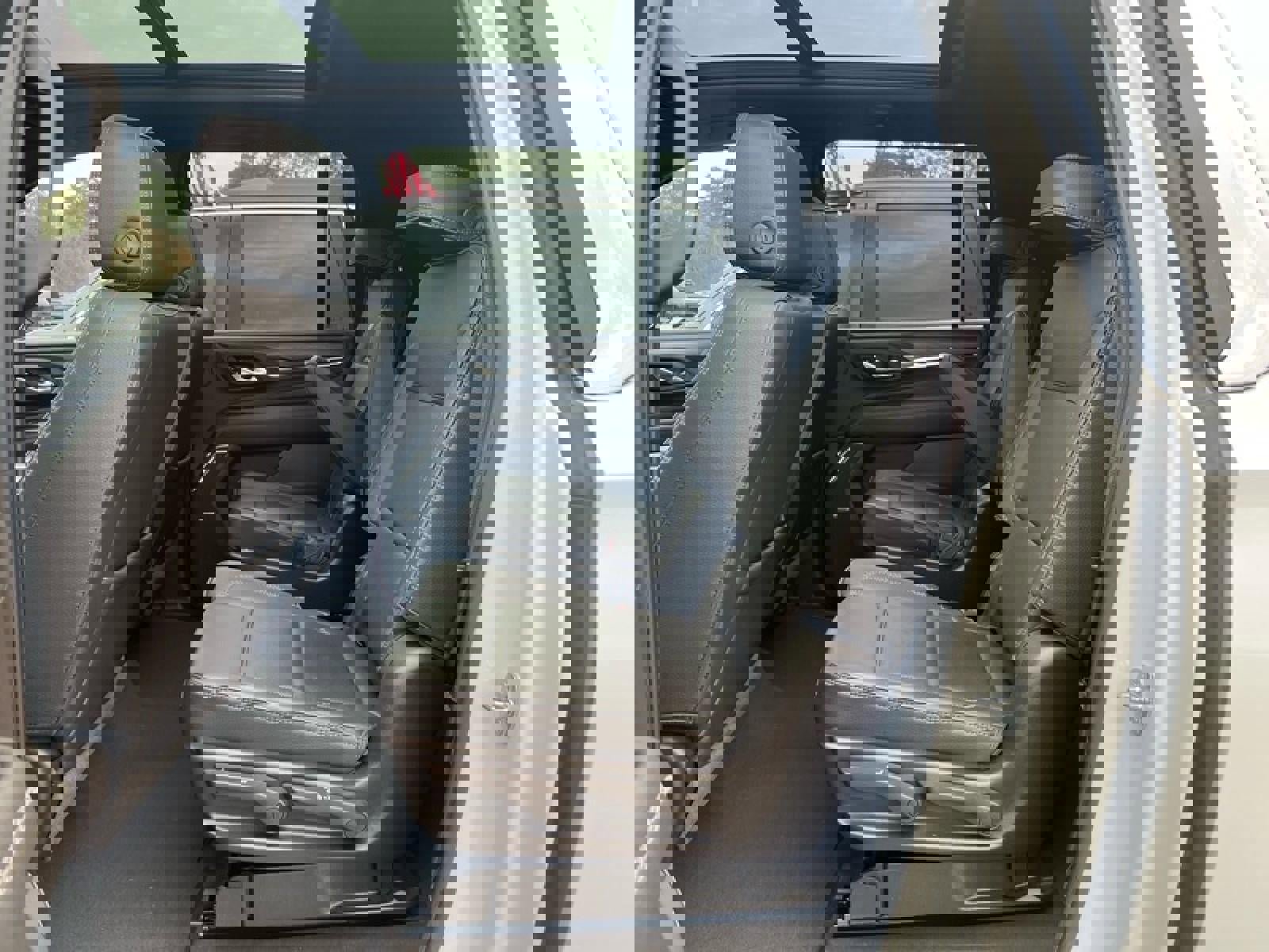 Used 2022 GMC Yukon XL Denali w/ Denali Premium Package image 32