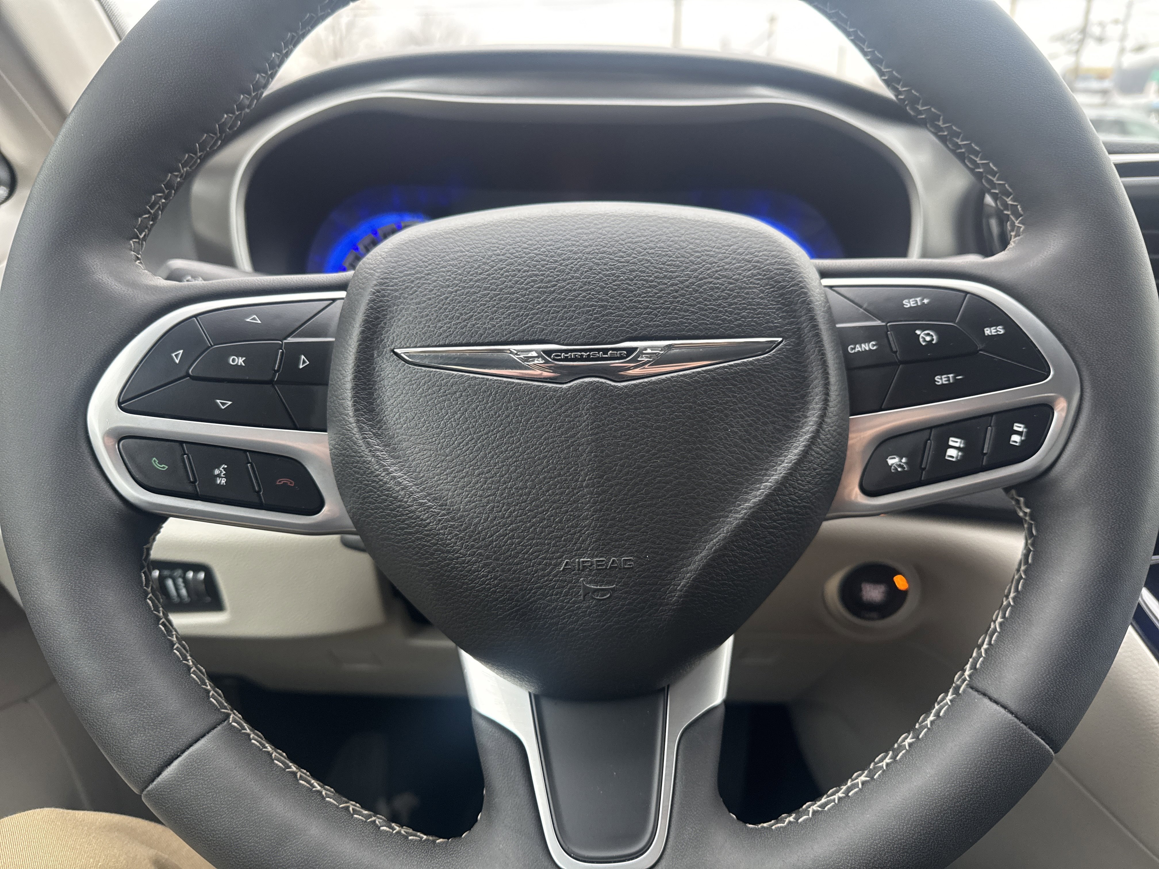 Used 2024 Chrysler Pacifica Touring-L image 18