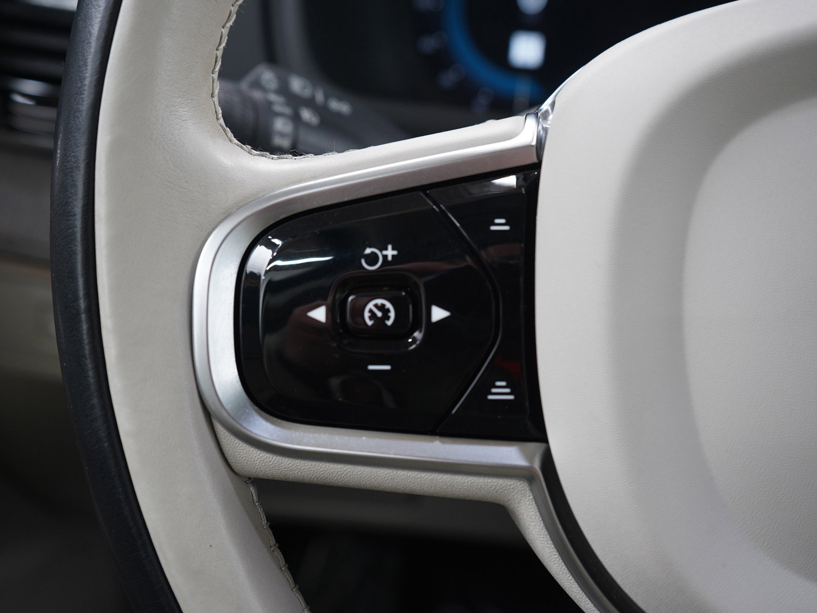 Used 2023 Volvo XC90 B6 Plus image 26