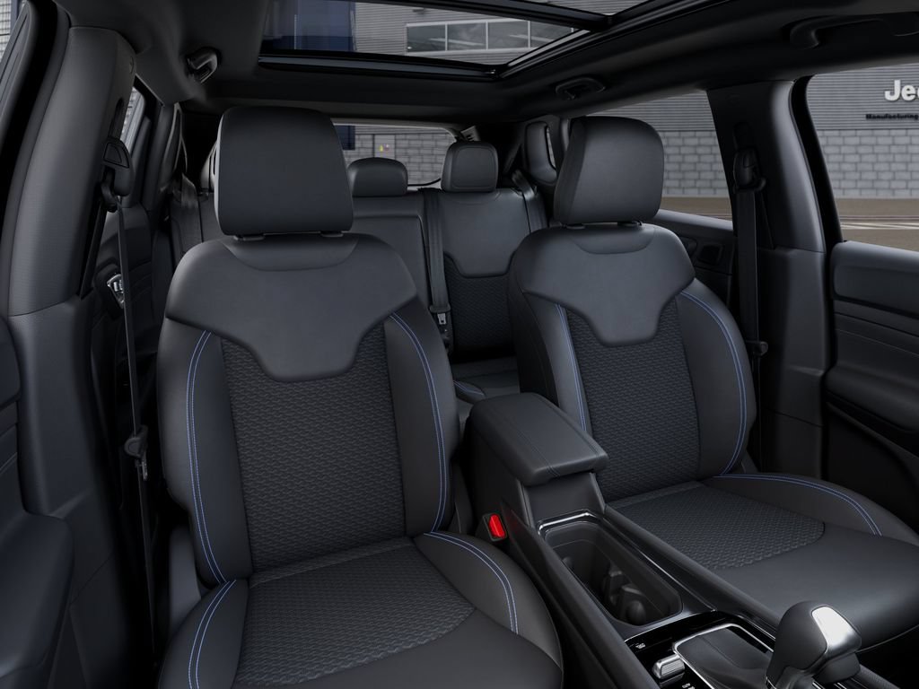 New 2025 Jeep Compass Latitude w/ Sun & Sound Group AWD/4WD image 17