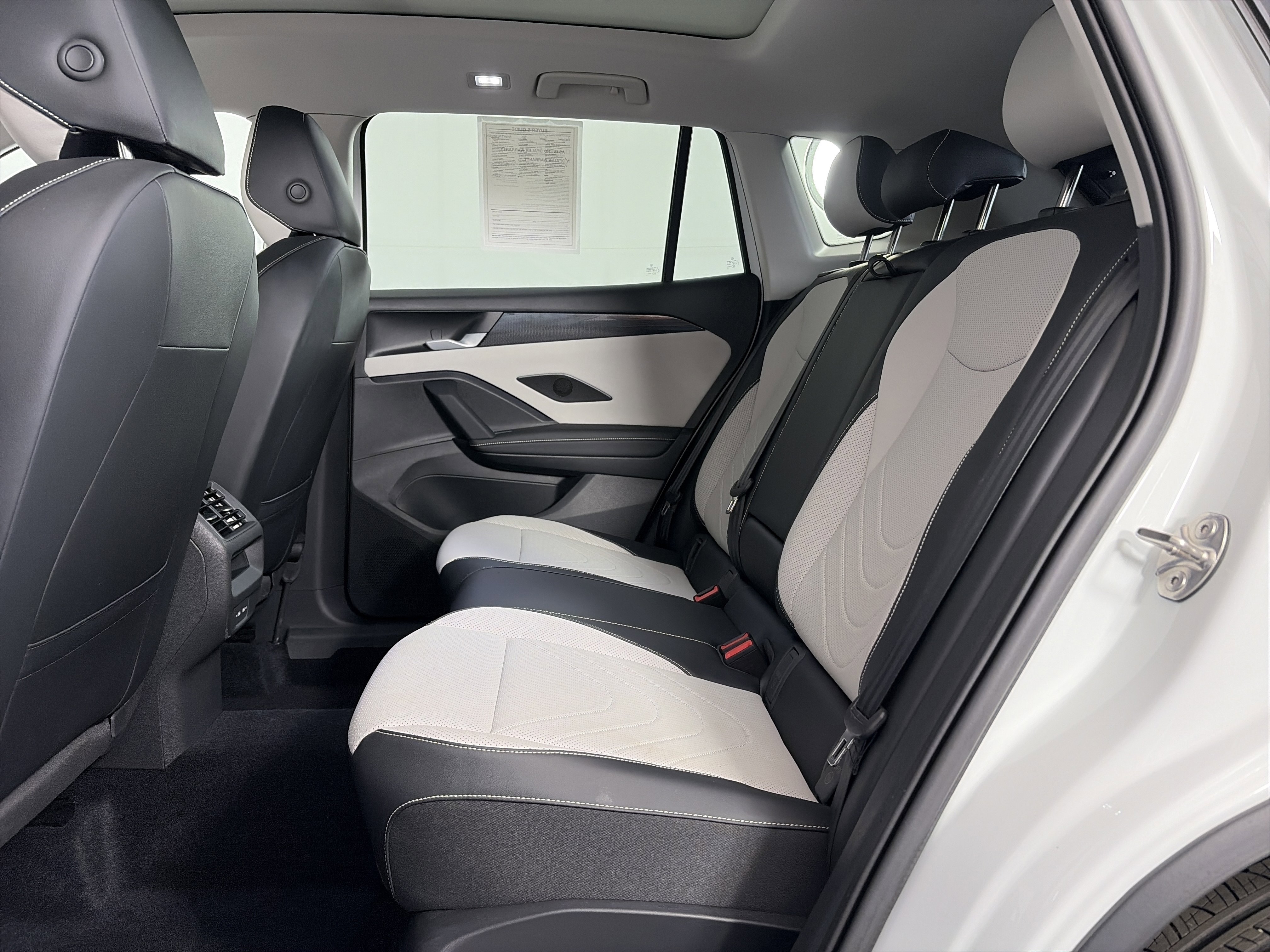 Used 2025 Volkswagen Tiguan SE w/ Panoramic Sunroof Package AWD/4WD image 7