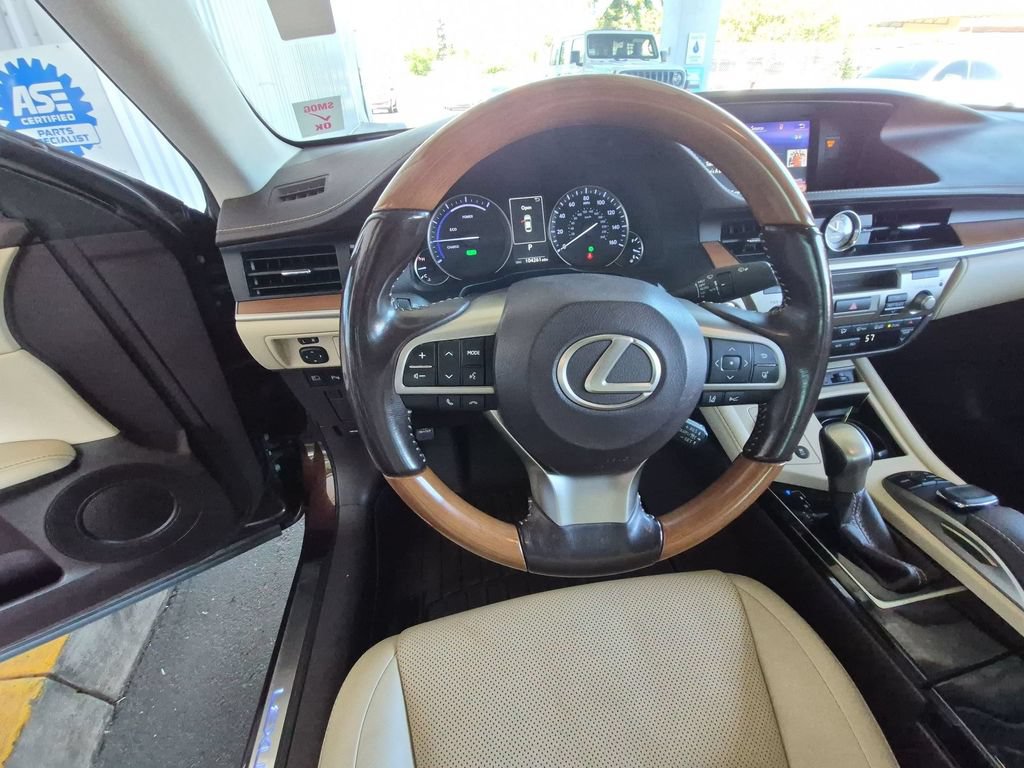Used 2017 Lexus ES 300h w/ Navigation System Package FWD image 29