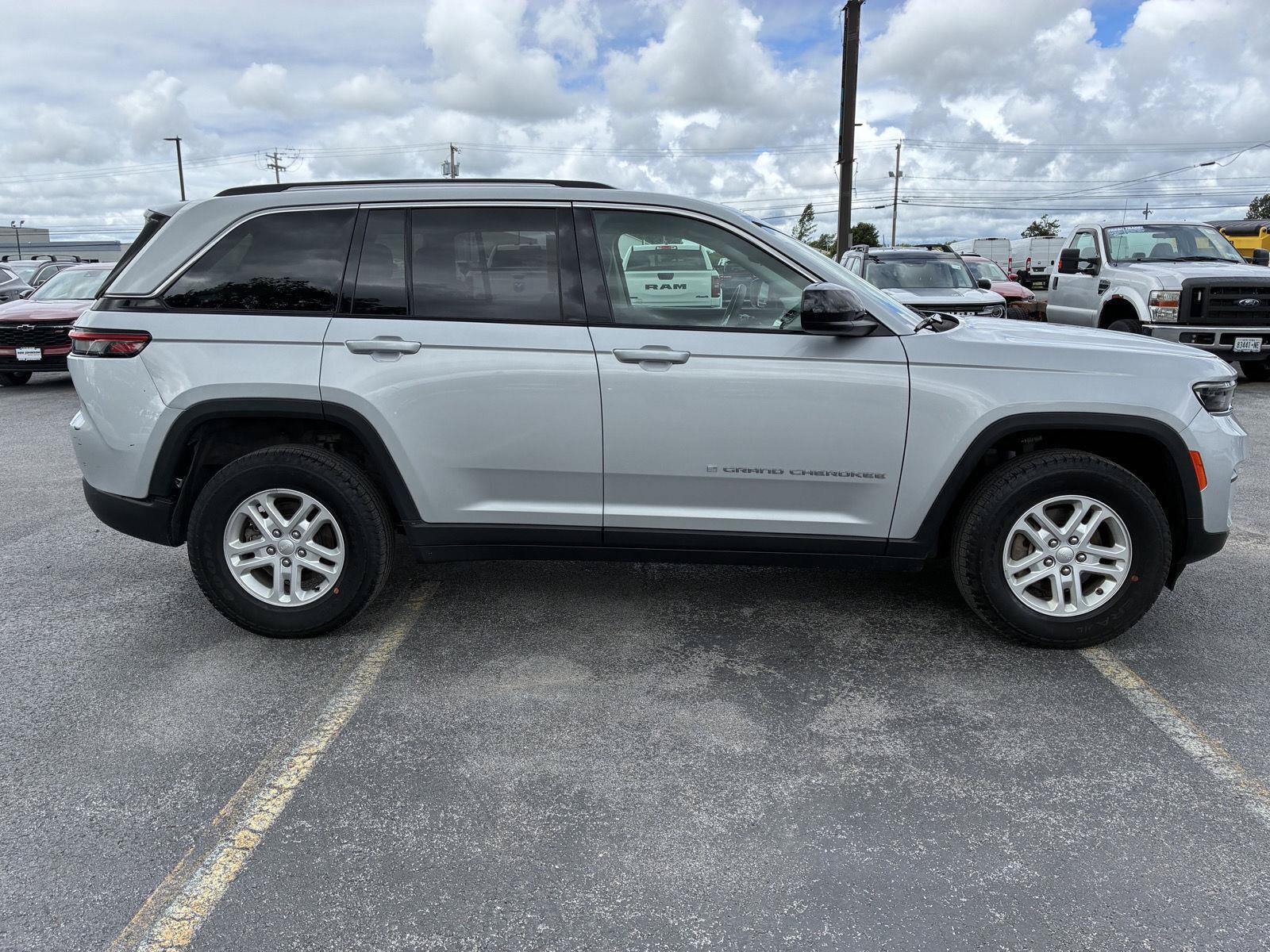 Used 2023 Jeep Grand Cherokee Laredo AWD/4WD image 8