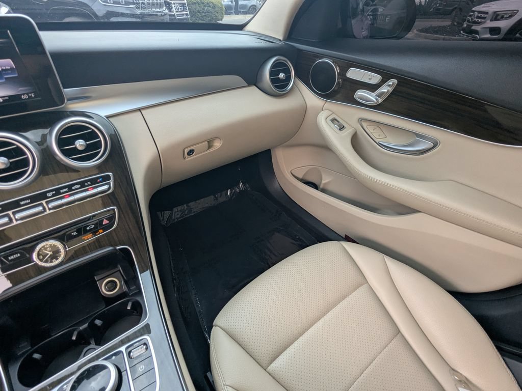 Used 2017 Mercedes-Benz C 300 4MATIC Sedan image 4