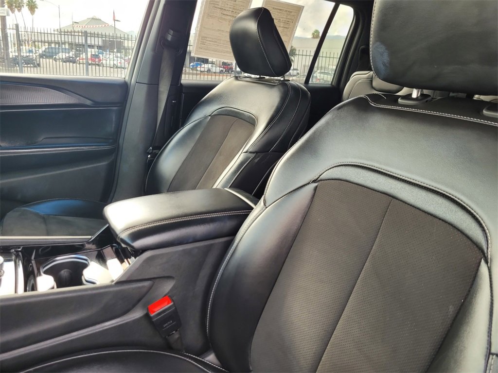 Used 2023 Jeep Grand Cherokee L Laredo image 16