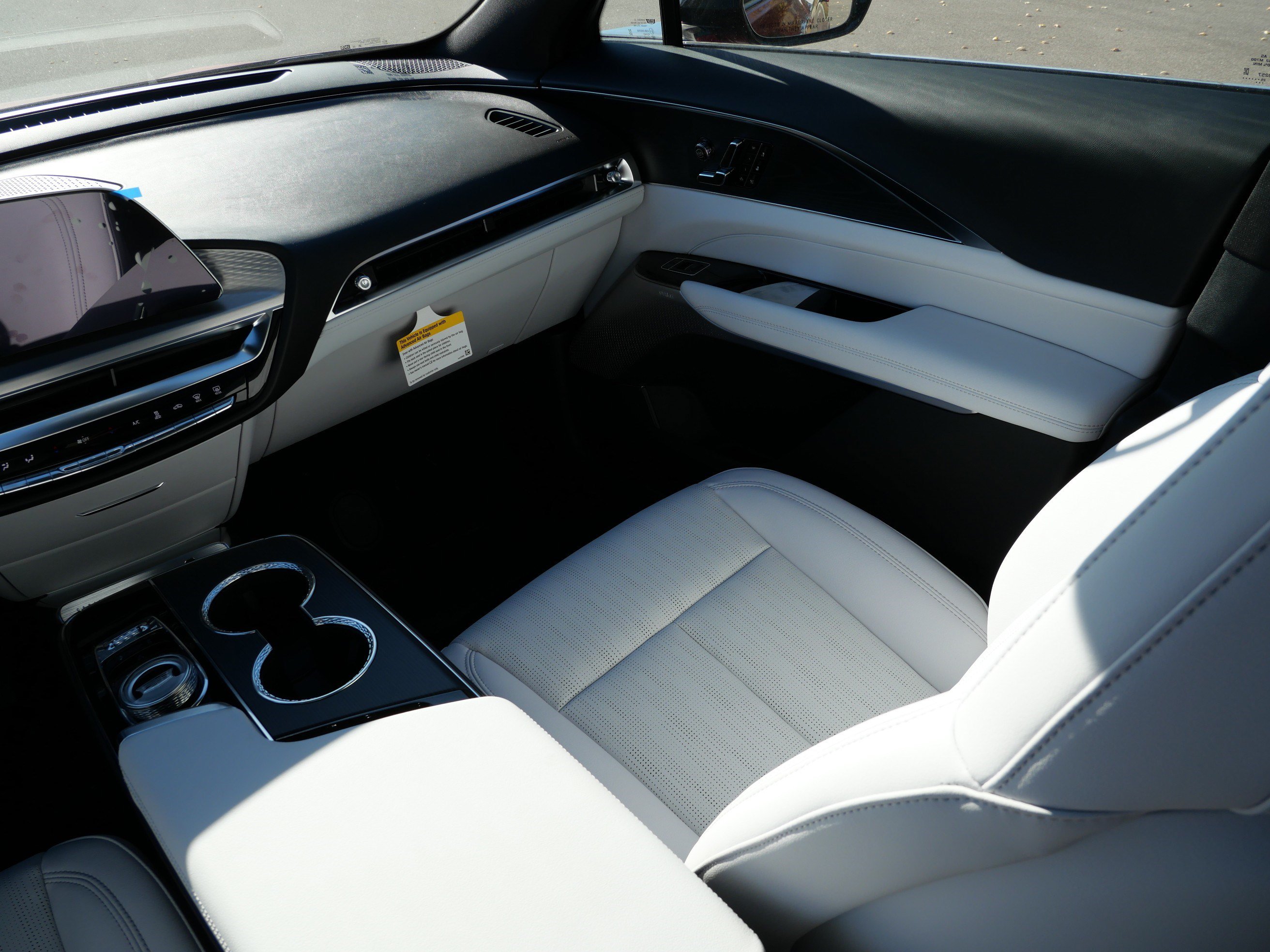 Used 2026 Cadillac Lyriq Premium Sport w/ LPO, Floor Liner Package AWD/4WD image 9