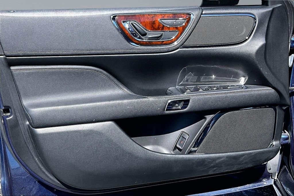 Used 2017 Lincoln Continental Select image 23