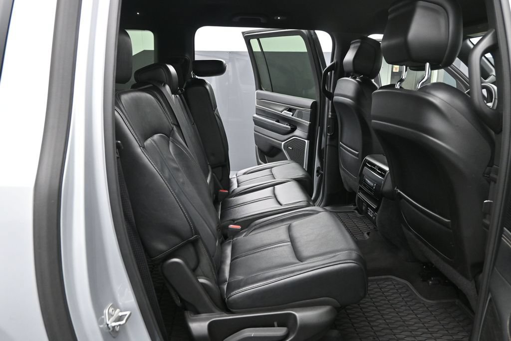 Used 2024 Jeep Wagoneer L Series II w/ Flexible Seating Group AWD/4WD image 19