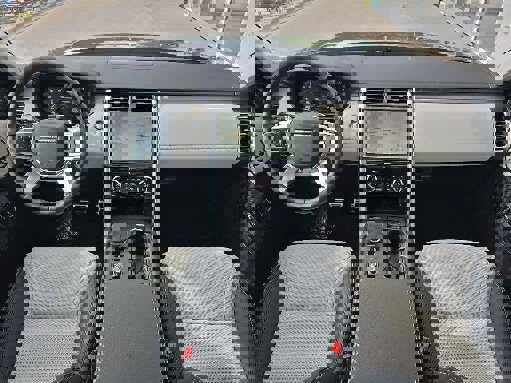 New 2025 Land Rover Discovery Dynamic SE image 9