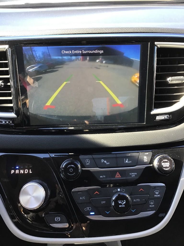 Used 2023 Chrysler Pacifica Touring-L image 10