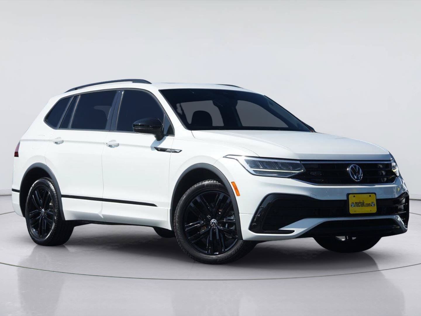 Used 2022 Volkswagen Tiguan SE R-Line FWD image 2