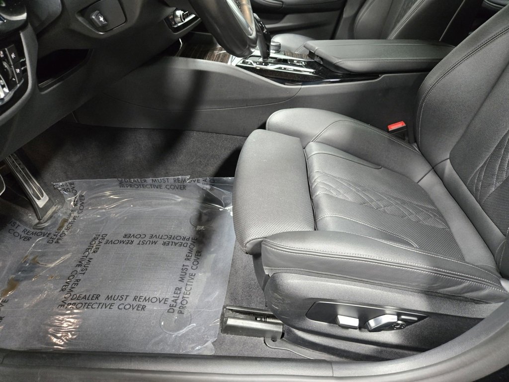 Used 2021 BMW 530e xDrive w/ M Sport Package image 11