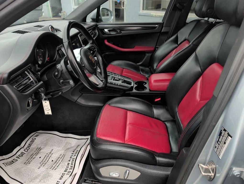 Used 2021 Porsche Macan w/ Premium Package image 26