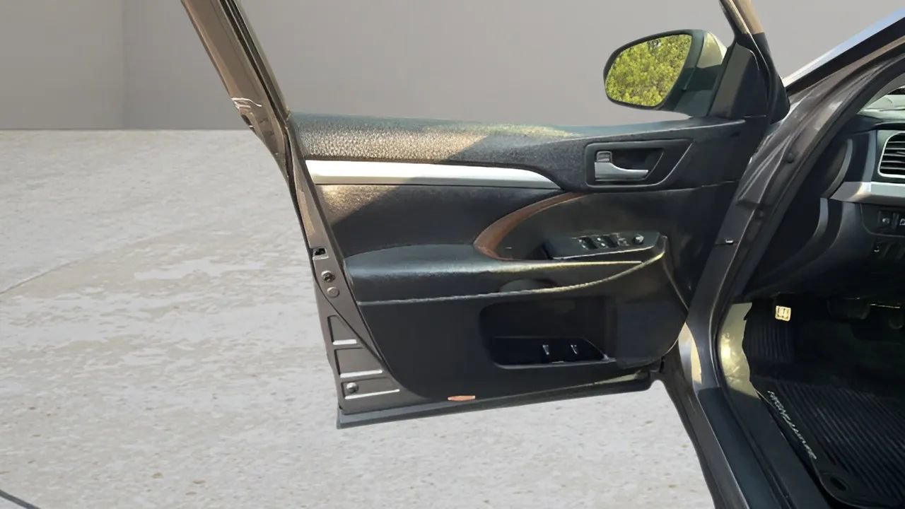 Used 2017 Toyota Highlander XLE image 23