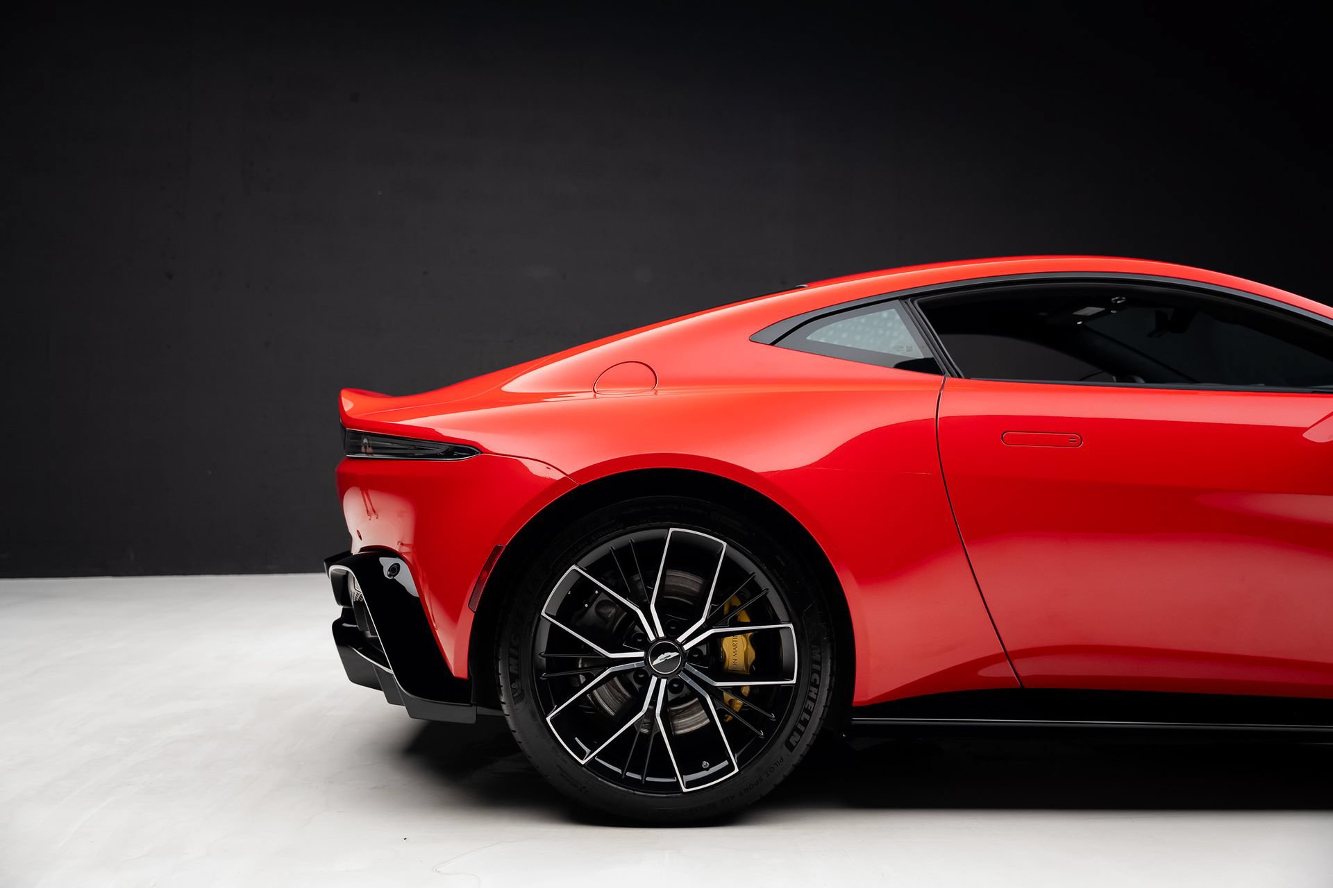 Used 2023 Aston Martin V8 Vantage Coupe RWD image 35