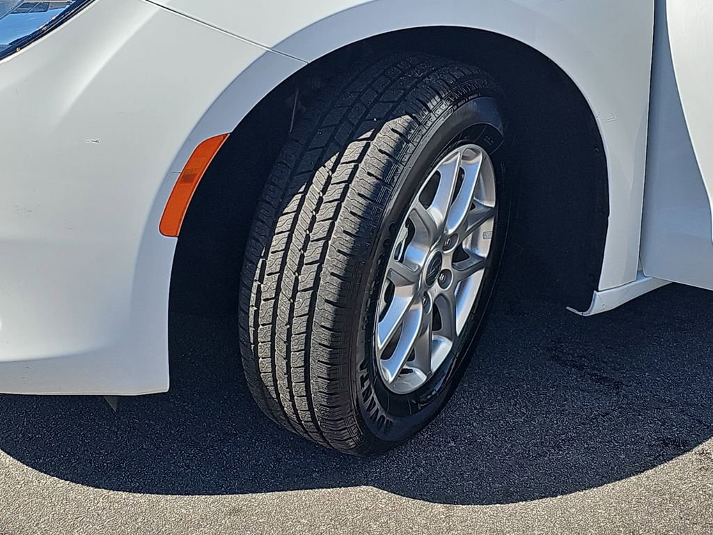 Used 2023 Chrysler Voyager LX image 35