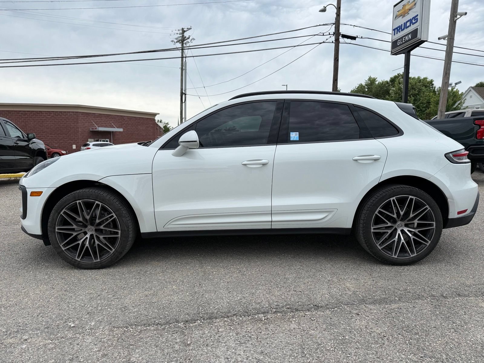 Used 2023 Porsche Macan AWD/4WD image 3