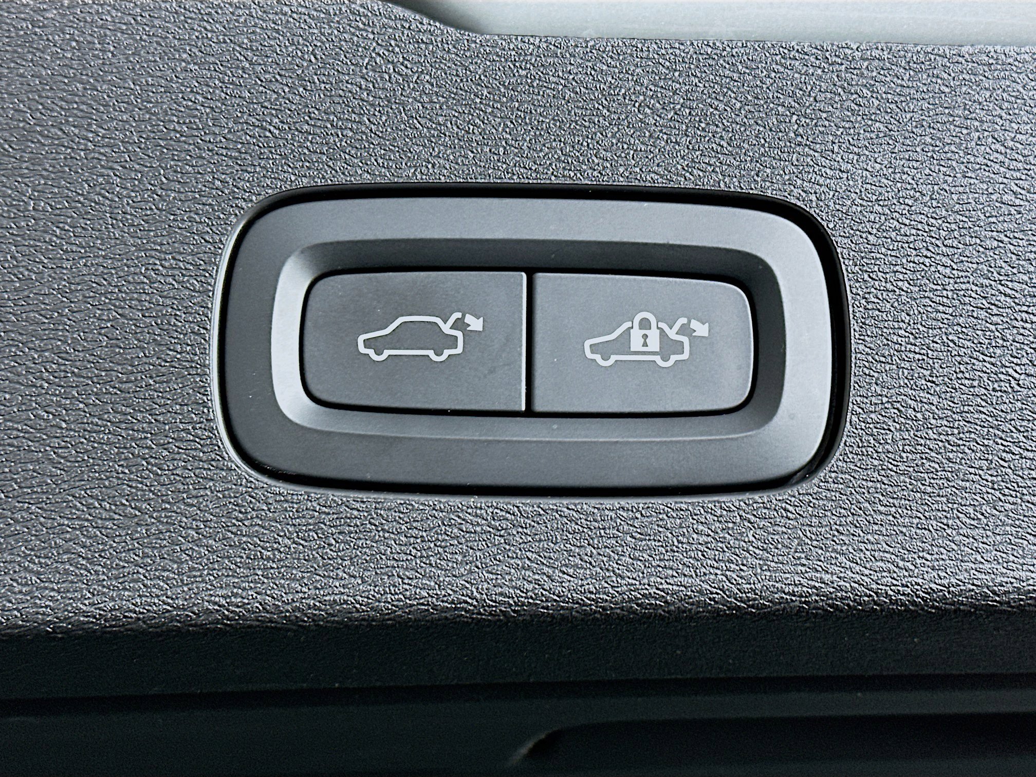 Used 2025 Volvo V60 B5 Cross Country Plus image 30