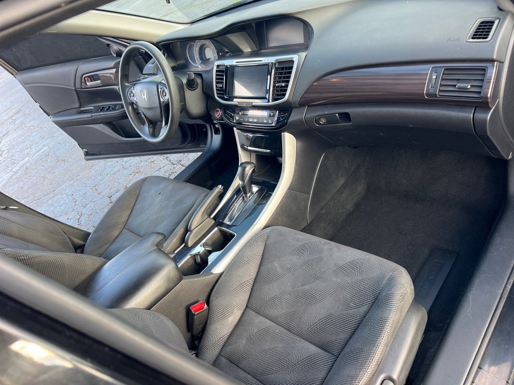 Used 2017 Honda Accord EX image 19