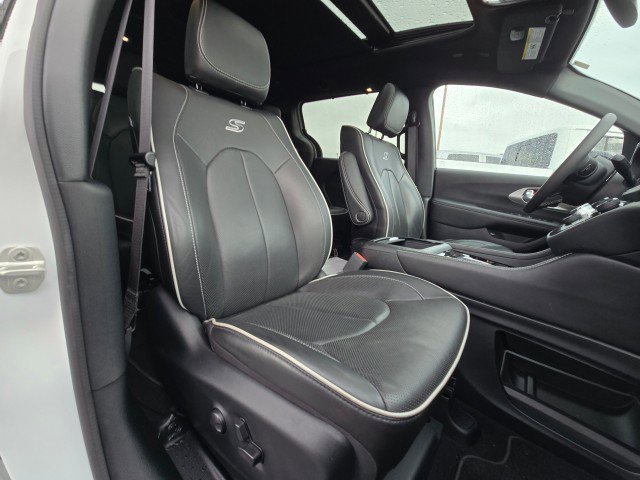 Used 2023 Chrysler Pacifica Limited w/ Uconnect Theater Family Group image 12