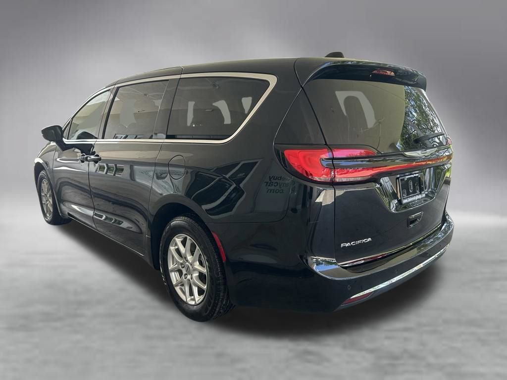 Used 2024 Chrysler Pacifica Touring-L FWD image 4