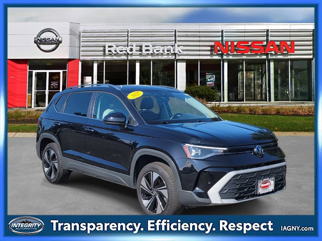 Used 2025 Volkswagen Taos SE AWD/4WD image 1