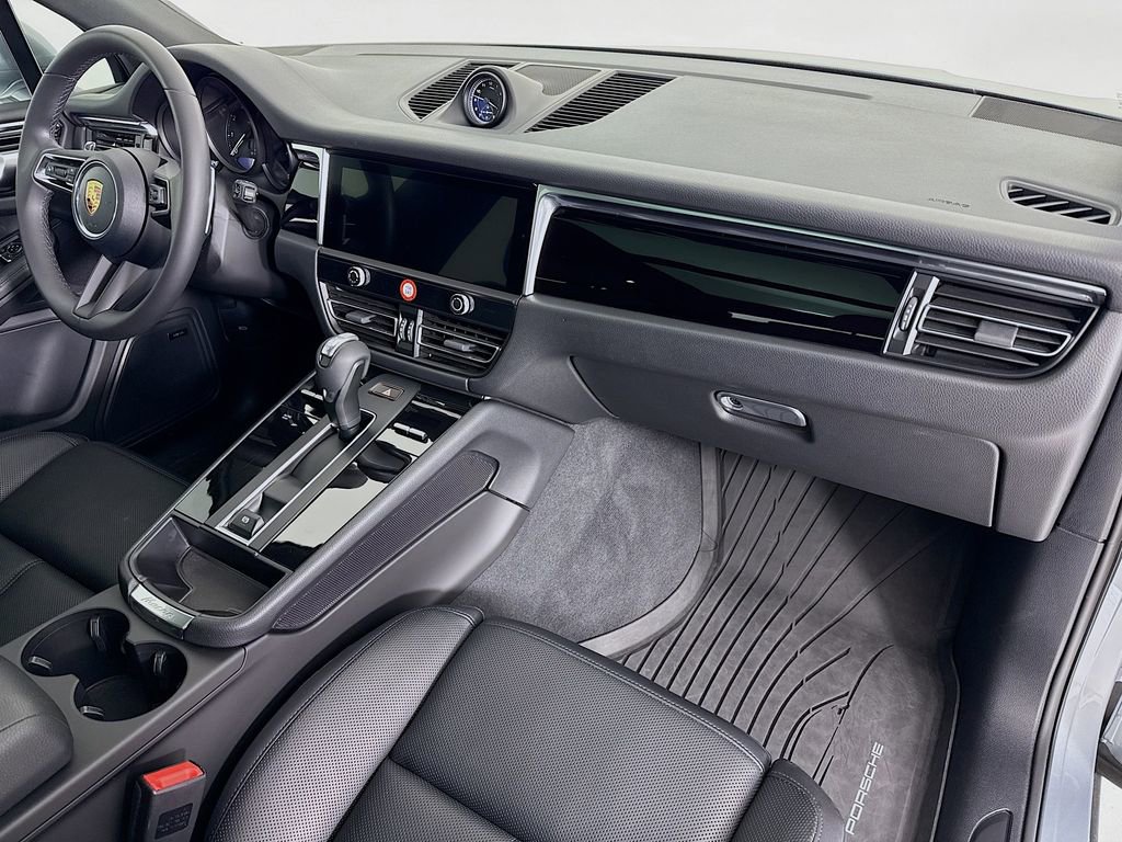 Certified 2025 Porsche Macan image 30