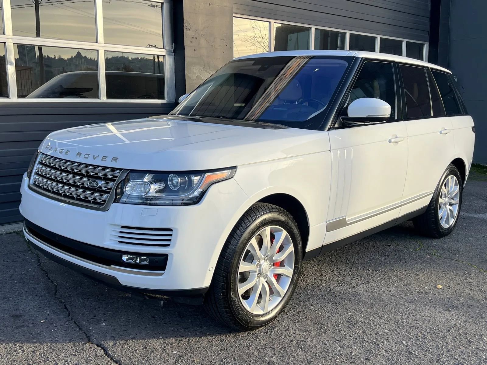 Used 2016 Land Rover Range Rover HSE image 1