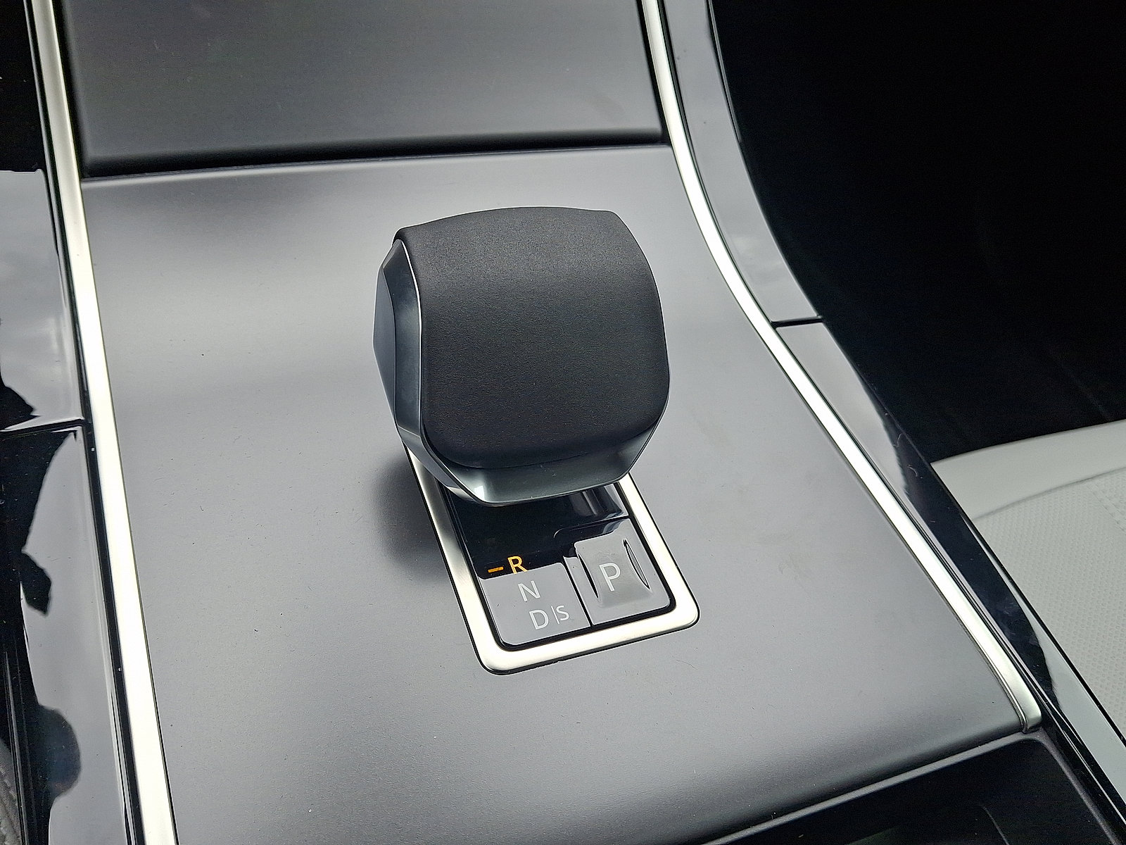 Certified 2026 Land Rover Range Rover Evoque S image 11