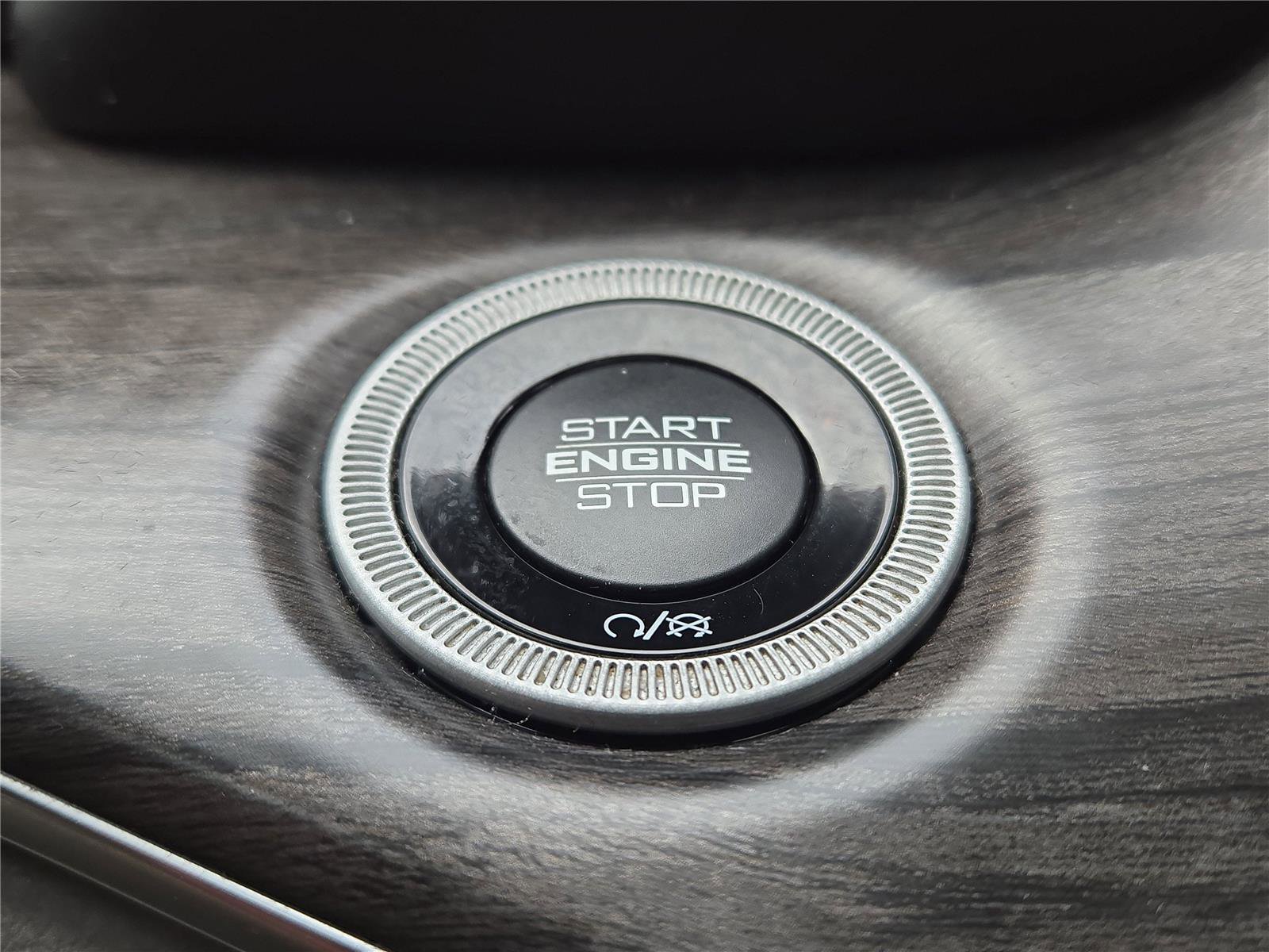 Used 2022 Jeep Grand Cherokee Overland w/ Luxury Tech Group IV image 6