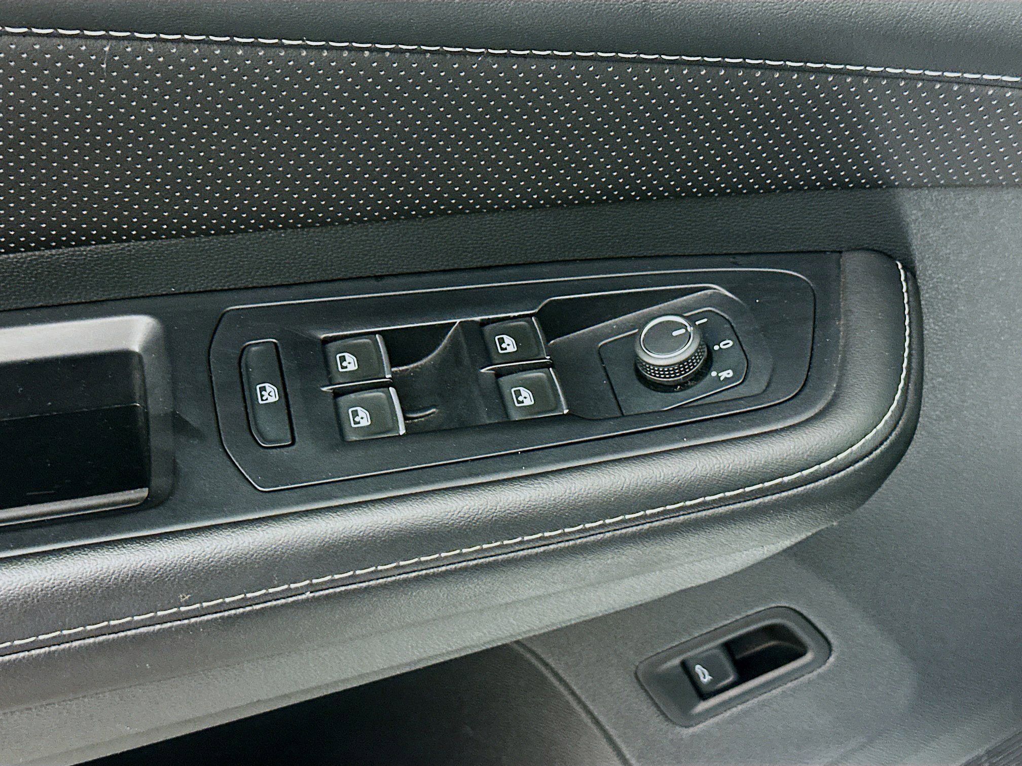 Used 2025 Volkswagen Atlas SE image 15