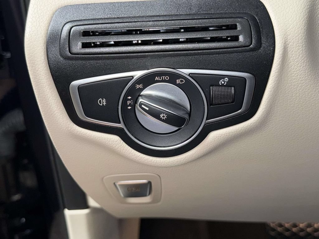Used 2022 Mercedes-Benz GLC 300 4MATIC w/ Multimedia Package Lite image 26