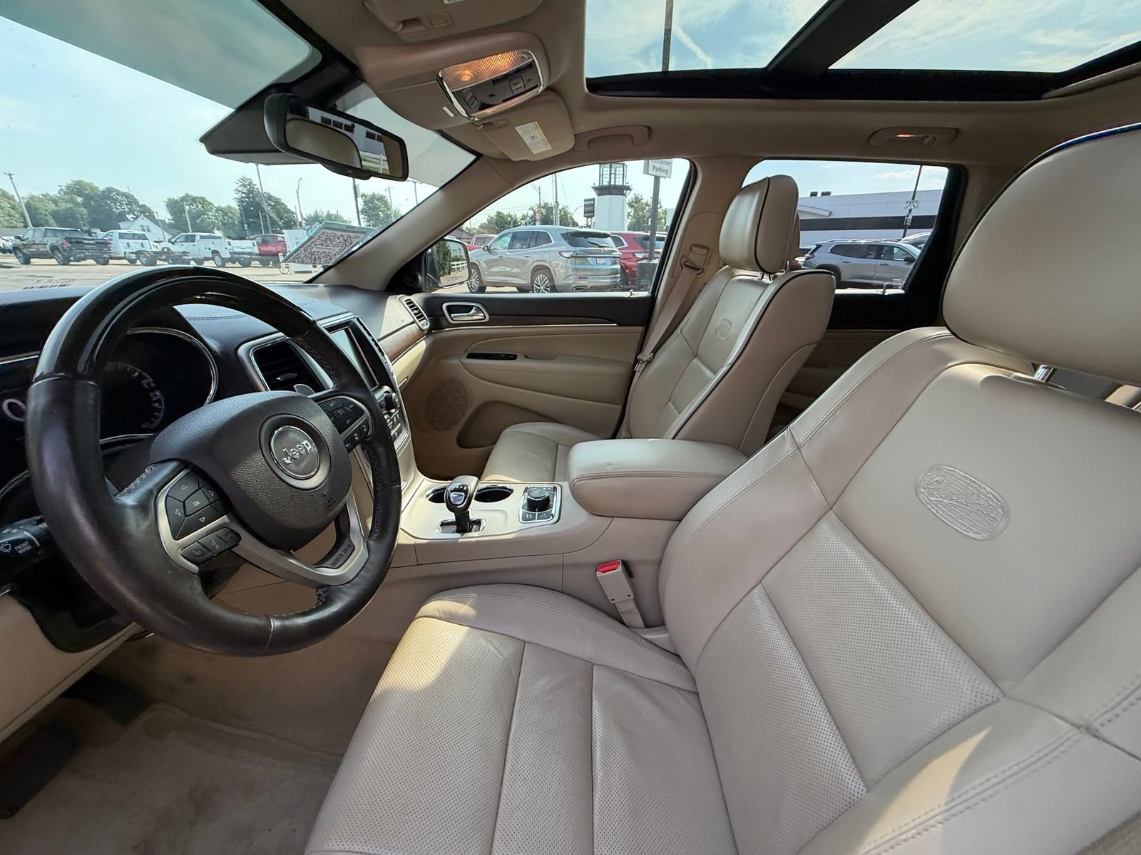 Used 2014 Jeep Grand Cherokee Overland w/ Advanced Technology Group AWD/4WD image 4