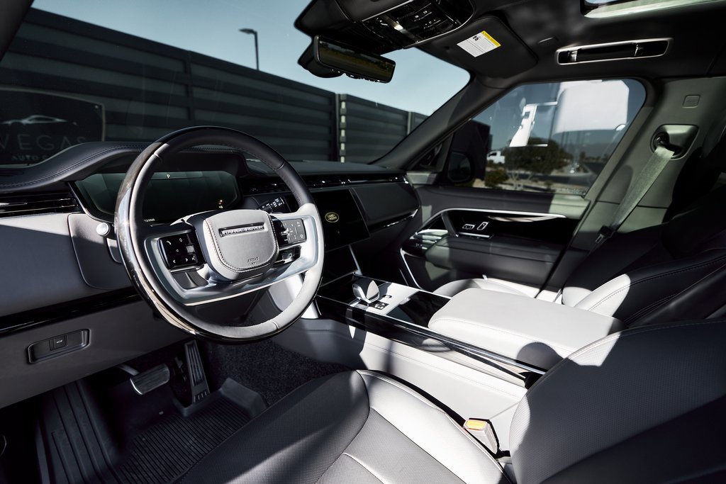 Used 2025 Land Rover Range Rover Long Wheelbase Autobiography image 2