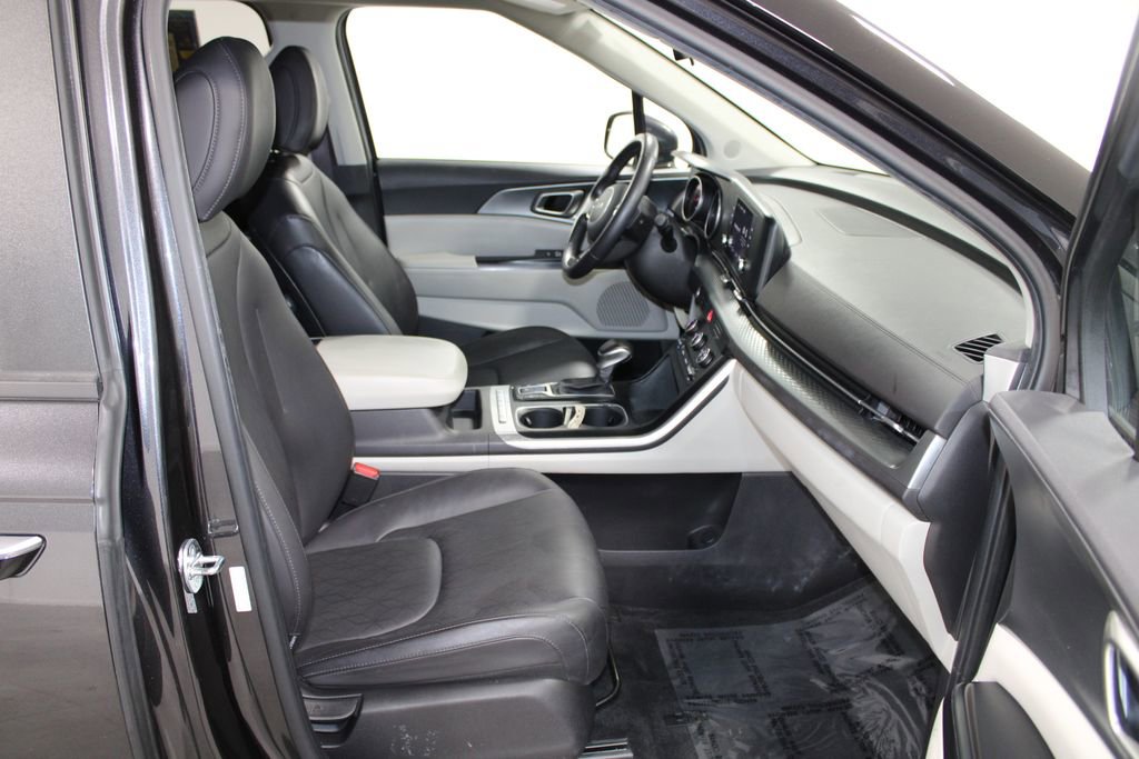 Used 2024 Kia Carnival LX image 27
