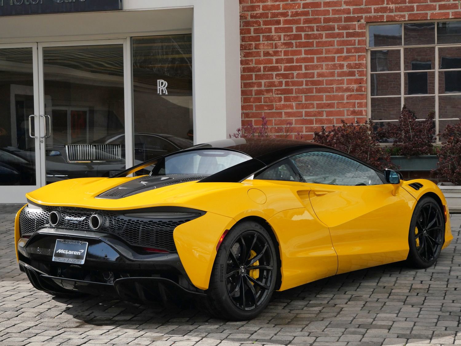 Used 2023 McLaren Artura RWD image 4