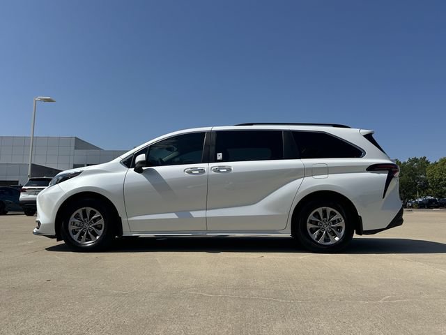 Used 2026 Toyota Sienna XLE FWD image 2