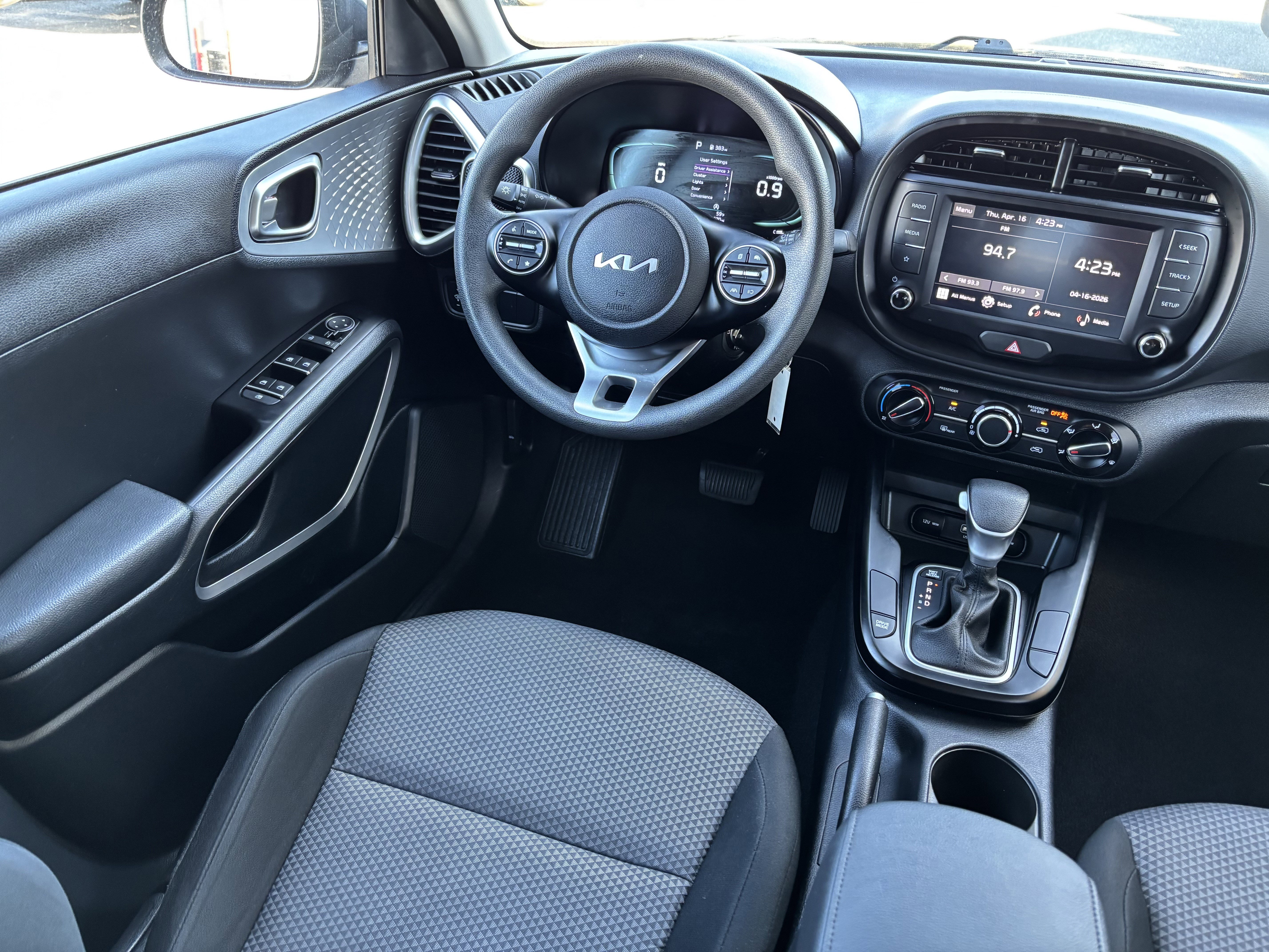 Used 2025 Kia Soul LX w/ LX Technology Package FWD image 20
