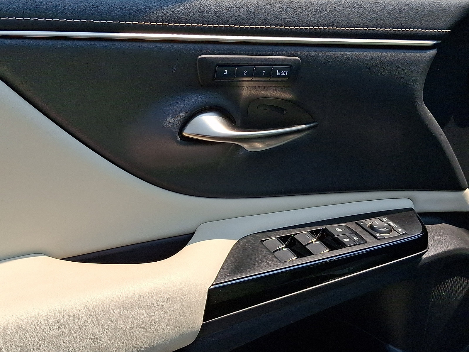 Used 2023 Lexus ES 250 w/ Premium Package AWD/4WD image 13