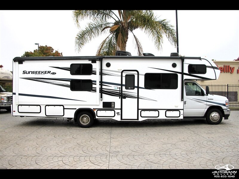 Used 2022 Ford E-450 and Econoline 450 Super Duty w/ Motorhome Prep Package RWD image 8