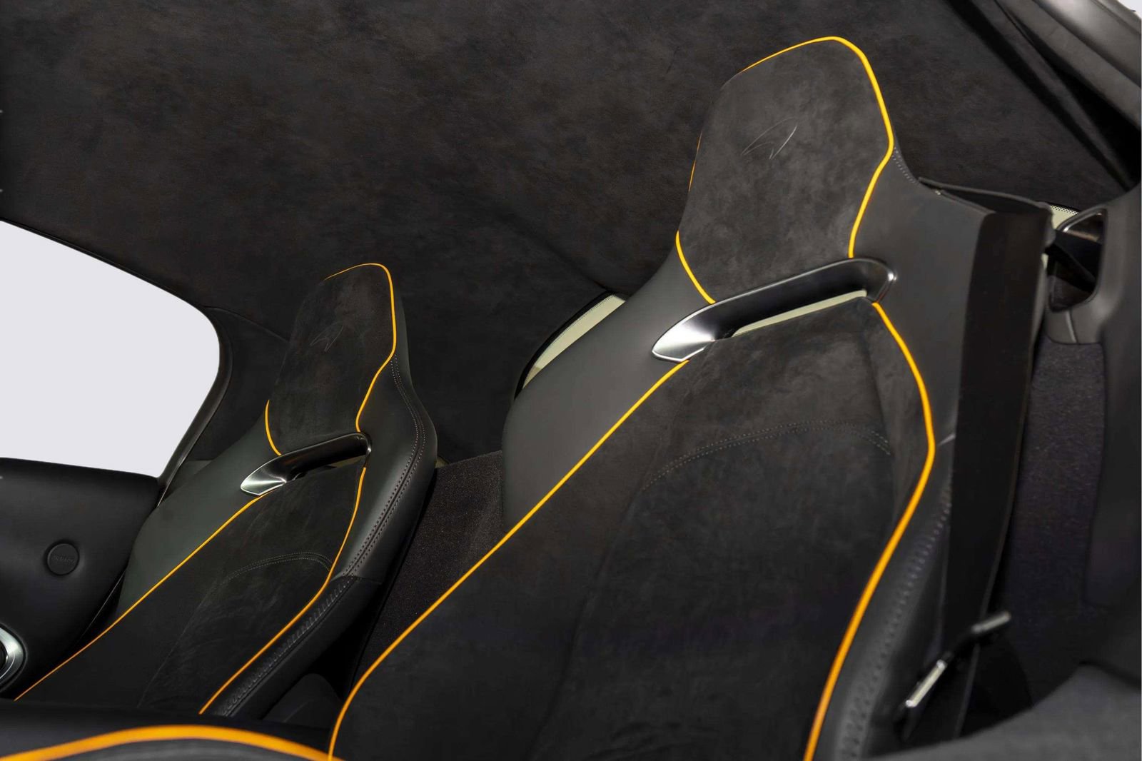 Used 2023 McLaren Artura RWD image 18