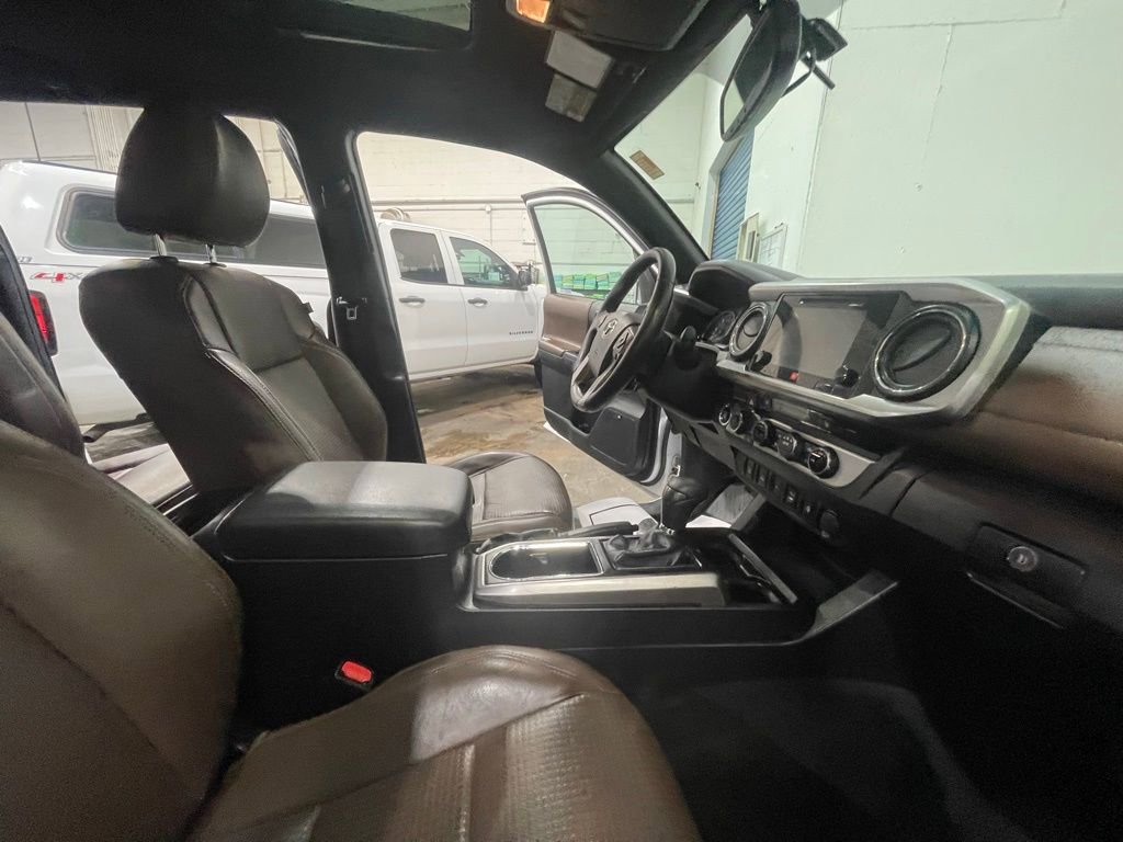 Used 2016 Toyota Tacoma Limited w/ Towing Package AWD/4WD image 28