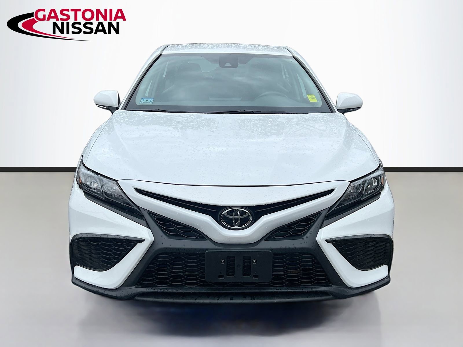 Used 2023 Toyota Camry SE image 2