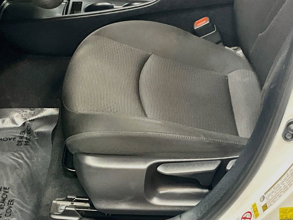 Used 2020 Toyota Prius LE AWD/4WD image 18